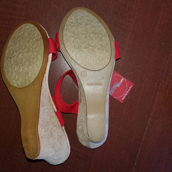 Vintage Red Canvas Strap Wedge Sandals Size 9 NWT - Picture 3 of 3
